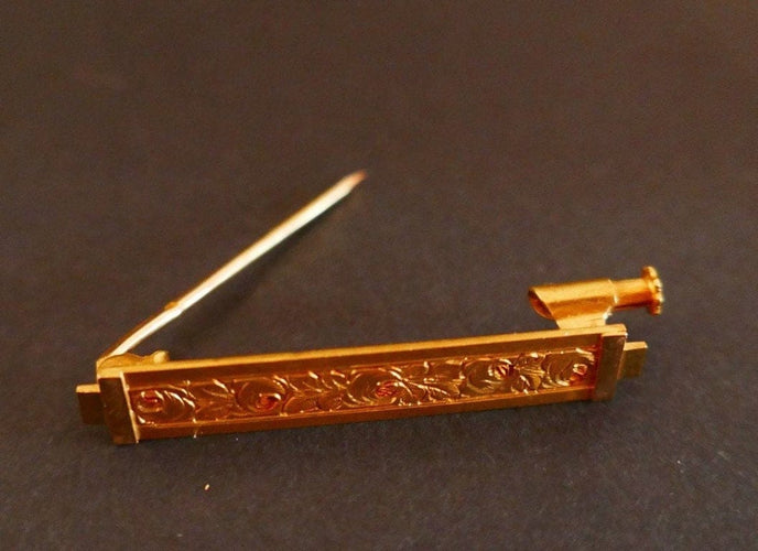 Broche Broche barrette de bébé Art déco en or jaune 18 carats 58 Facettes