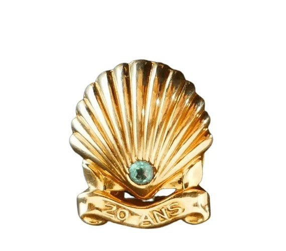 Broche Cartier - Boutonnière coquille Saint-Jacques en or jaune 18 carats et émeraude 58 Facettes