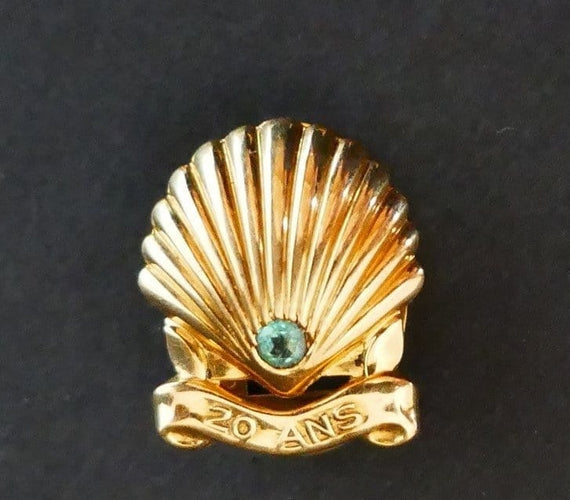 Broche Cartier - Boutonnière coquille Saint-Jacques en or jaune 18 carats et émeraude 58 Facettes