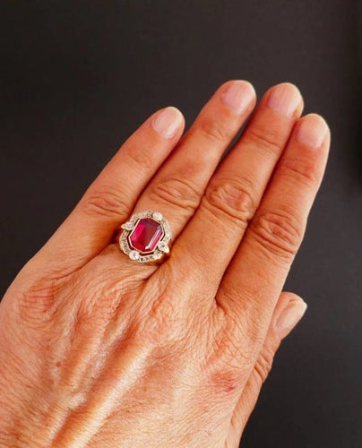 Bague 53.5 Bague chevalière Tank en or avec diamants et pierre rouge 58 Facettes