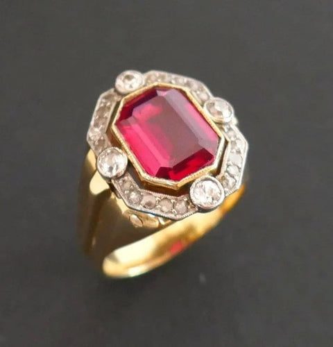 Bague 53.5 Bague chevalière Tank en or avec diamants et pierre rouge 58 Facettes