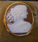 Broche Broche camée sur coquillage en or jaune 18 carats 58 Facettes
