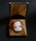 Broche Broche camée sur coquillage en or jaune 18 carats 58 Facettes
