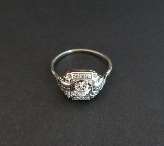 Bague 57 Bague Art déco sertie de diamants en or blanc 18 carats et platine 58 Facettes