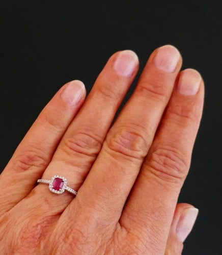 Bague 54 Bague rubis taille émeraude et diamants en or blanc 18 carats 58 Facettes