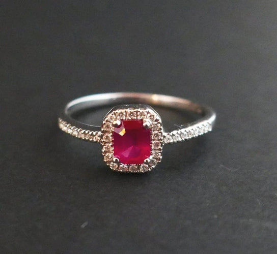 Bague 54 Bague rubis taille émeraude et diamants en or blanc 18 carats 58 Facettes