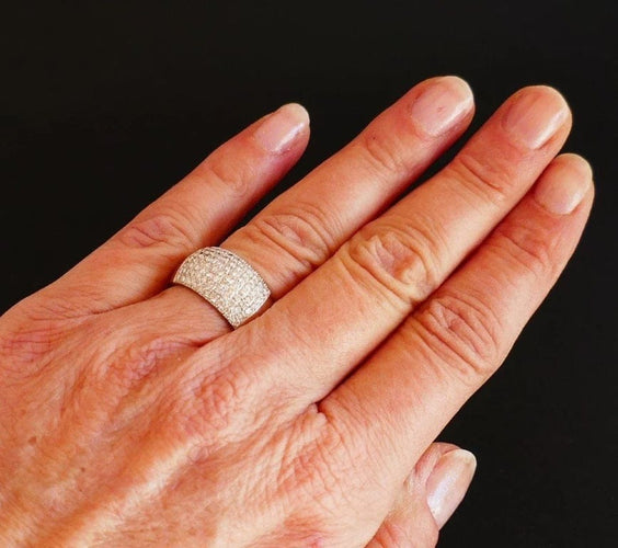 Bague 54 Bague pavée de diamants en or blanc 18 carats 58 Facettes