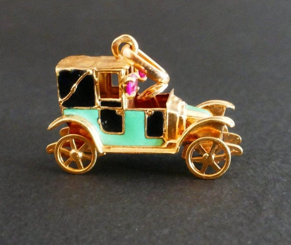 Pendentif Pendentif breloque voiture émaillée en or jaune 18 carats 58 Facettes