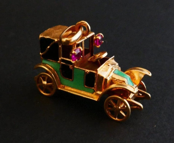 Pendentif Pendentif breloque voiture émaillée en or jaune 18 carats 58 Facettes