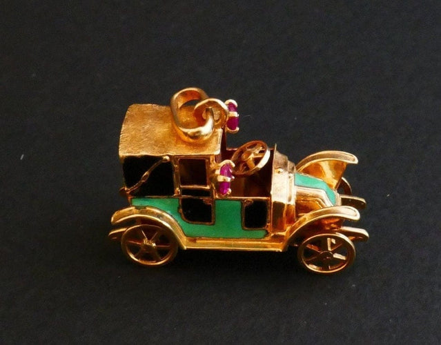 Pendentif Pendentif breloque voiture émaillée en or jaune 18 carats 58 Facettes