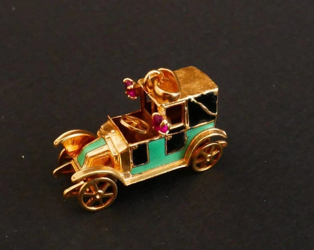 Pendentif Pendentif breloque voiture émaillée en or jaune 18 carats 58 Facettes