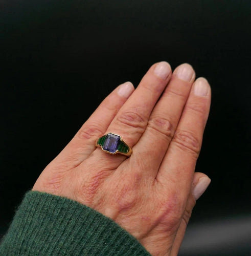 Bague 55 Bague en or jaune 18 carats avec iolite et émeraudes 58 Facettes B40-05