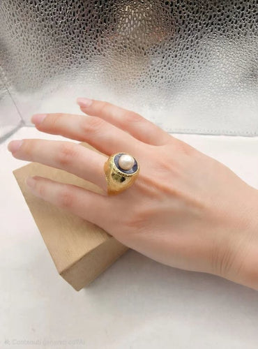 Bague 49.5 Bague chevalière en or jaune 18 carats avec perle et émail 58 Facettes