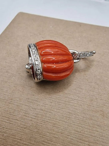 Pendentif Pendentif cloche en or blanc 18 carats avec diamants et corail 58 Facettes