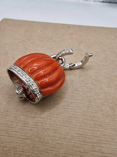 Pendentif Pendentif cloche en or blanc 18 carats avec diamants et corail 58 Facettes
