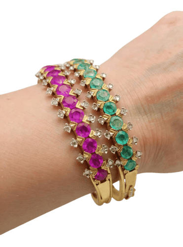 Bracelet Bracelets jonc vintage en or 18 carats, rubis, émeraudes et diamants 58 Facettes
