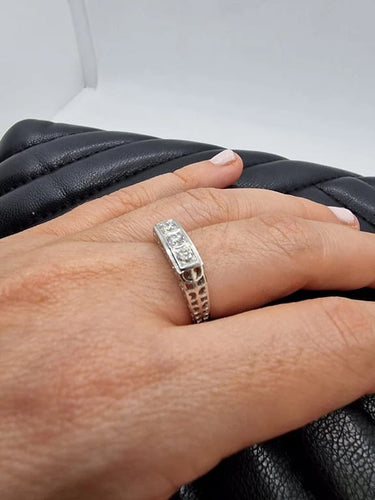 Bague 53.5 Bague trilogie - Platine et diamants (années 50) 58 Facettes