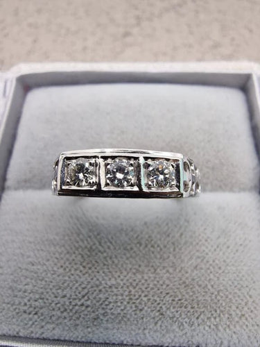 Bague 53.5 Bague trilogie - Platine et diamants (années 50) 58 Facettes