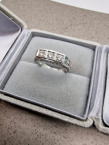 Bague 53.5 Bague trilogie - Platine et diamants (années 50) 58 Facettes