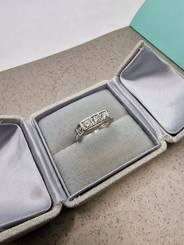 Bague 53.5 Bague trilogie - Platine et diamants (années 50) 58 Facettes
