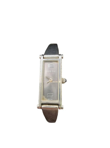 Montre Gucci - Montre en acier à mouvement quartz modèle 1500 58 Facettes