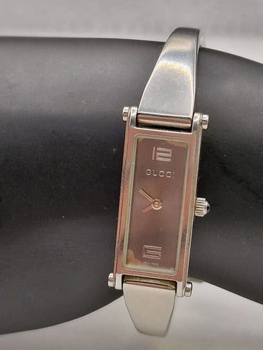 Montre Gucci - Montre en acier à mouvement quartz modèle 1500 58 Facettes