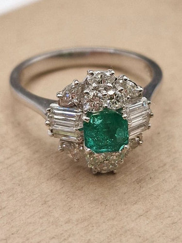 Bague 54 Bague vintage en or blanc 18 carats, émeraude et diamants 58 Facettes