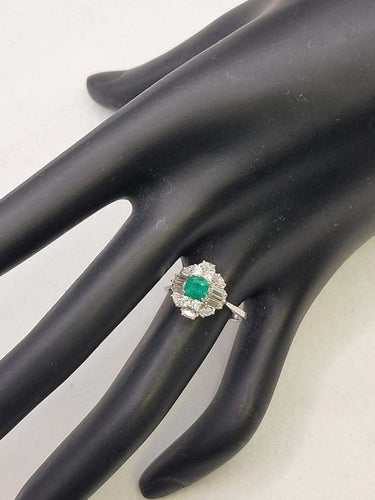 Bague 54 Bague vintage en or blanc 18 carats, émeraude et diamants 58 Facettes