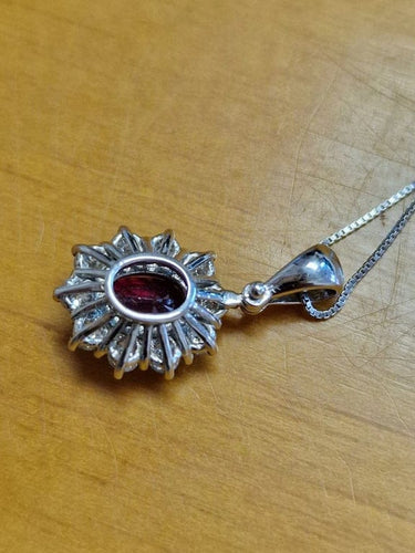 Pendentif Pendentif en or blanc 18 carats avec rubis et diamants 58 Facettes