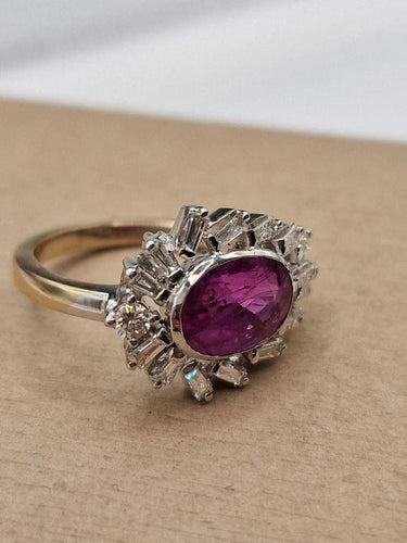Bague 57 Bague en or blanc 18 carats avec rubis ovale et diamants 58 Facettes