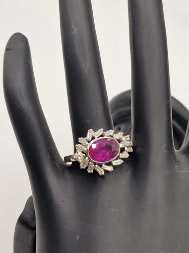 Bague 57 Bague en or blanc 18 carats avec rubis ovale et diamants 58 Facettes