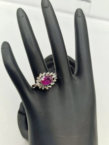 Bague 57 Bague en or blanc 18 carats avec rubis ovale et diamants 58 Facettes
