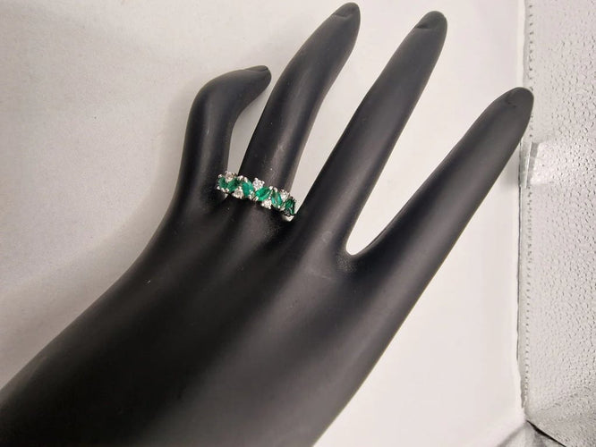 Bracelet Demi-jonc en or blanc 18 carats avec émeraudes et diamants 58 Facettes