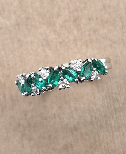 Bracelet Demi-jonc en or blanc 18 carats avec émeraudes et diamants 58 Facettes