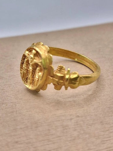Bague 61 Bague chevalière motif Jésus-Christ byzantin en or jaune 18 carats 58 Facettes
