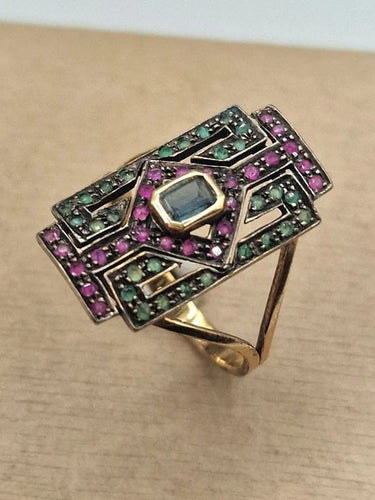 Bague 61 Bague ancienne en or jaune 18 carats avec aigue-marine, rubis et émeraudes 58 Facettes