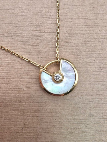 Pendentif Cartier - Pendentif amulette en or jaune 18 carats, nacre et diamant 58 Facettes