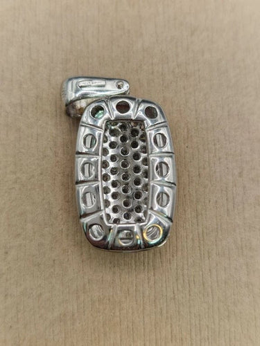 Pendentif Pendentif médaillon en or blanc 18 carats et diamants 58 Facettes