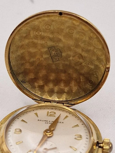 Montre Baume & Mercier - Broche montre en or jaune 18 carats et émail 58 Facettes
