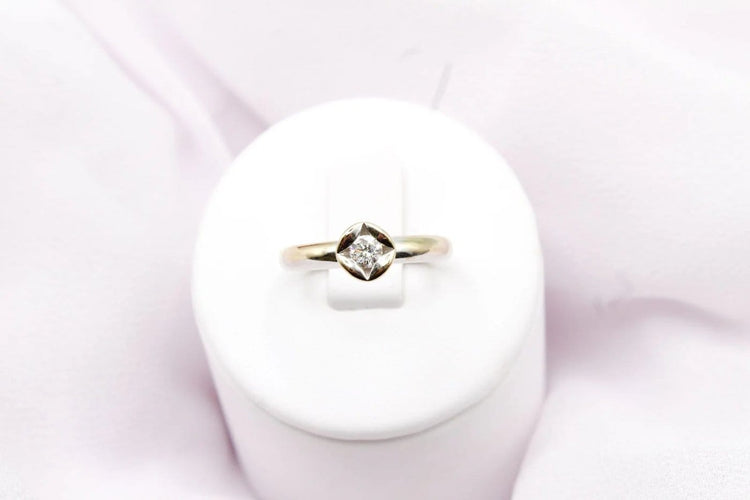 Bague 50 Bague solitaire fleur en or blanc 750 et diamant 0,10 ct 58 Facettes 240183