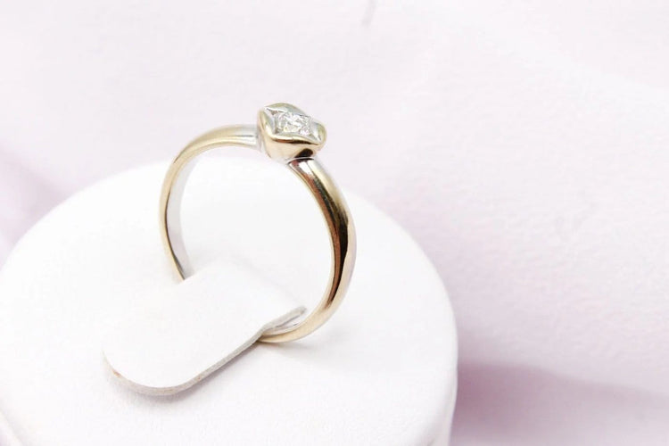 Bague 50 Bague solitaire fleur en or blanc 750 et diamant 0,10 ct 58 Facettes 240183