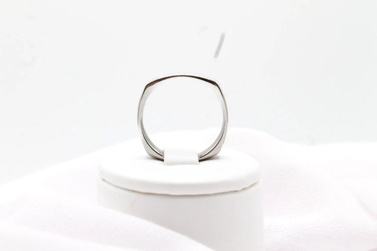 Bague 62 Alliance homme carrée sertie d’un diamant taille princesse en or blanc 58 Facettes 250065