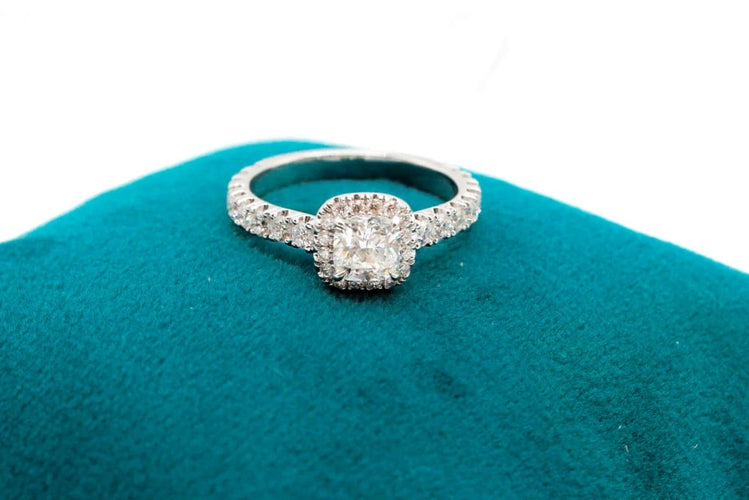 Bague 50 Bague en or blanc 750 - Diamant taille coussin et pavage diamants 58 Facettes 240065