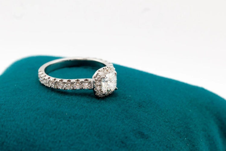 Bague 50 Bague en or blanc 750 - Diamant taille coussin et pavage diamants 58 Facettes 240065