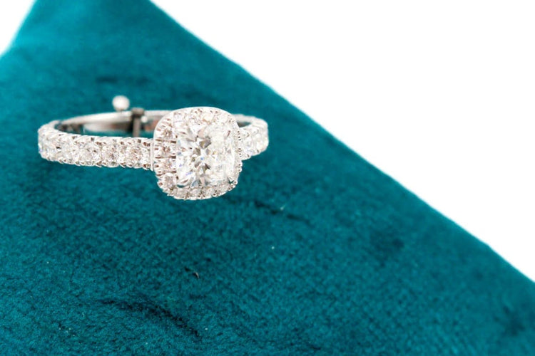 Bague 50 Bague en or blanc 750 - Diamant taille coussin et pavage diamants 58 Facettes 240065
