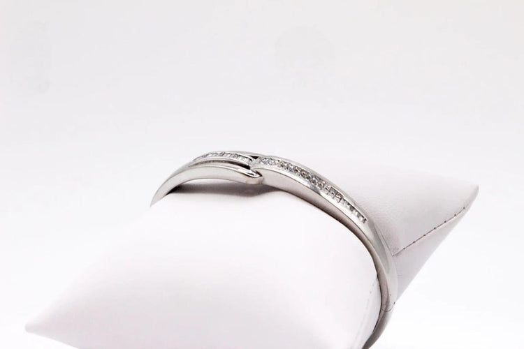 Bracelet Bracelet jonc ouvrant en or blanc 750 serti de diamants 58 Facettes 250141