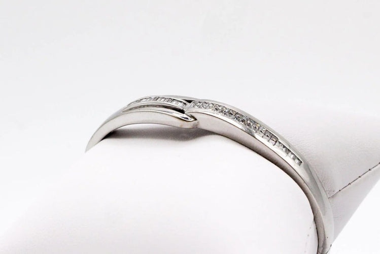 Bracelet Bracelet jonc ouvrant en or blanc 750 serti de diamants 58 Facettes 250141