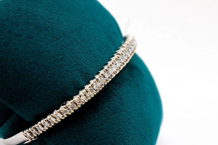 Bracelet Bracelet jonc en or blanc et diamants 58 Facettes 240034