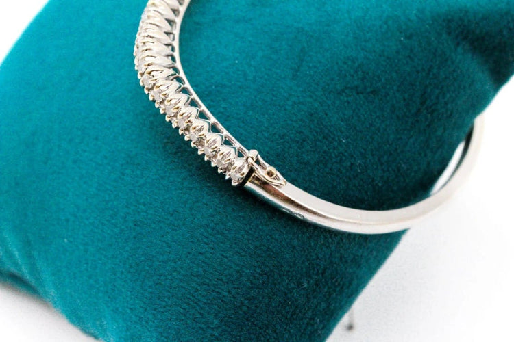 Bracelet Bracelet jonc ouvrant en or blanc 750 serti de diamants 58 Facettes 240034