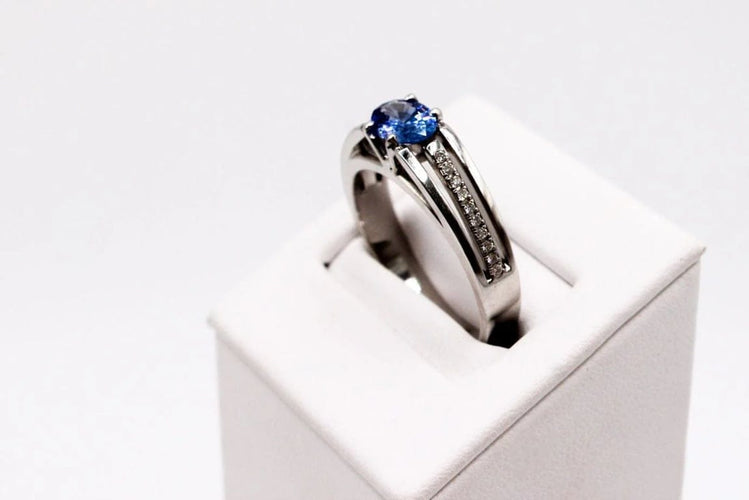 Bague 58 Bague jonc moderne en or blanc avec saphir et diamants 58 Facettes 250125